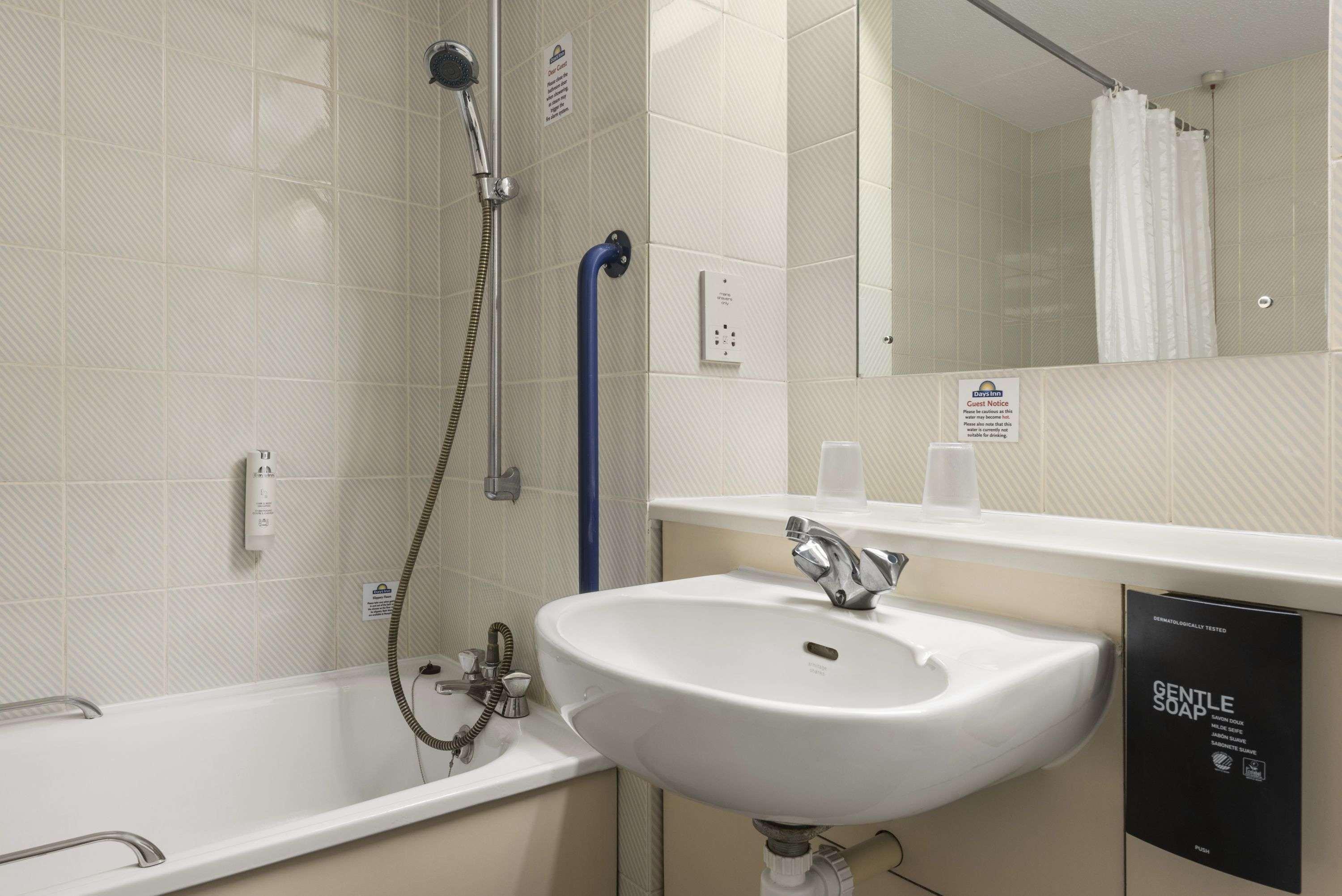 Days Inn Bridgend Cardiff Eksteriør bilde